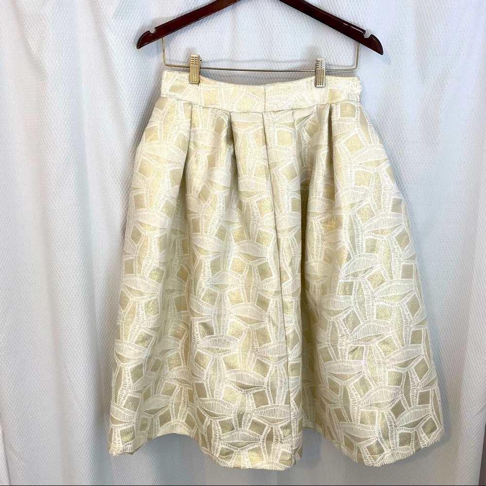 Elegant skirt. Can dress it up or down depending on the occasion.